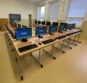 Sada pevných stolov pre učebňu 30