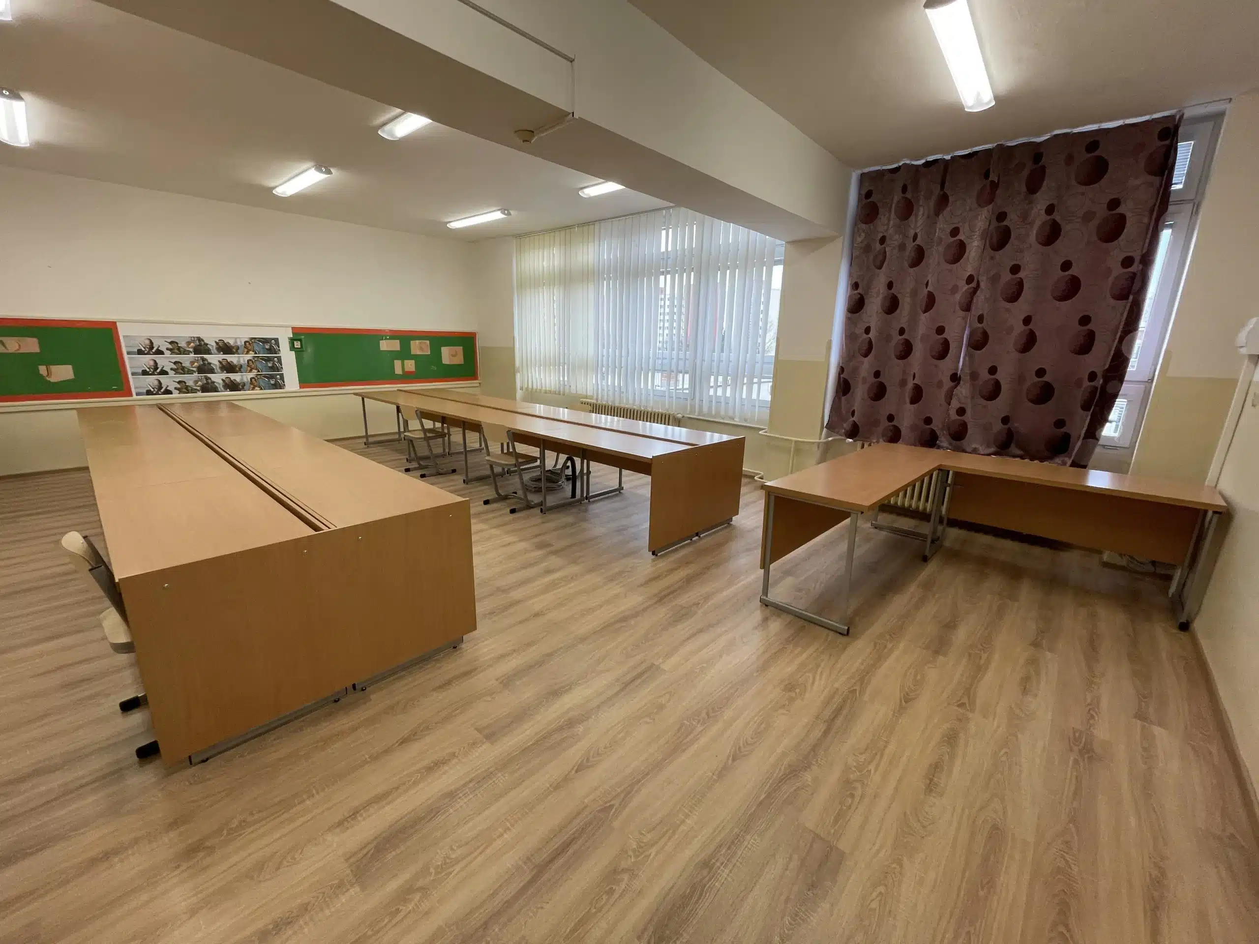 Sada pevných stolov pre učebňu 31