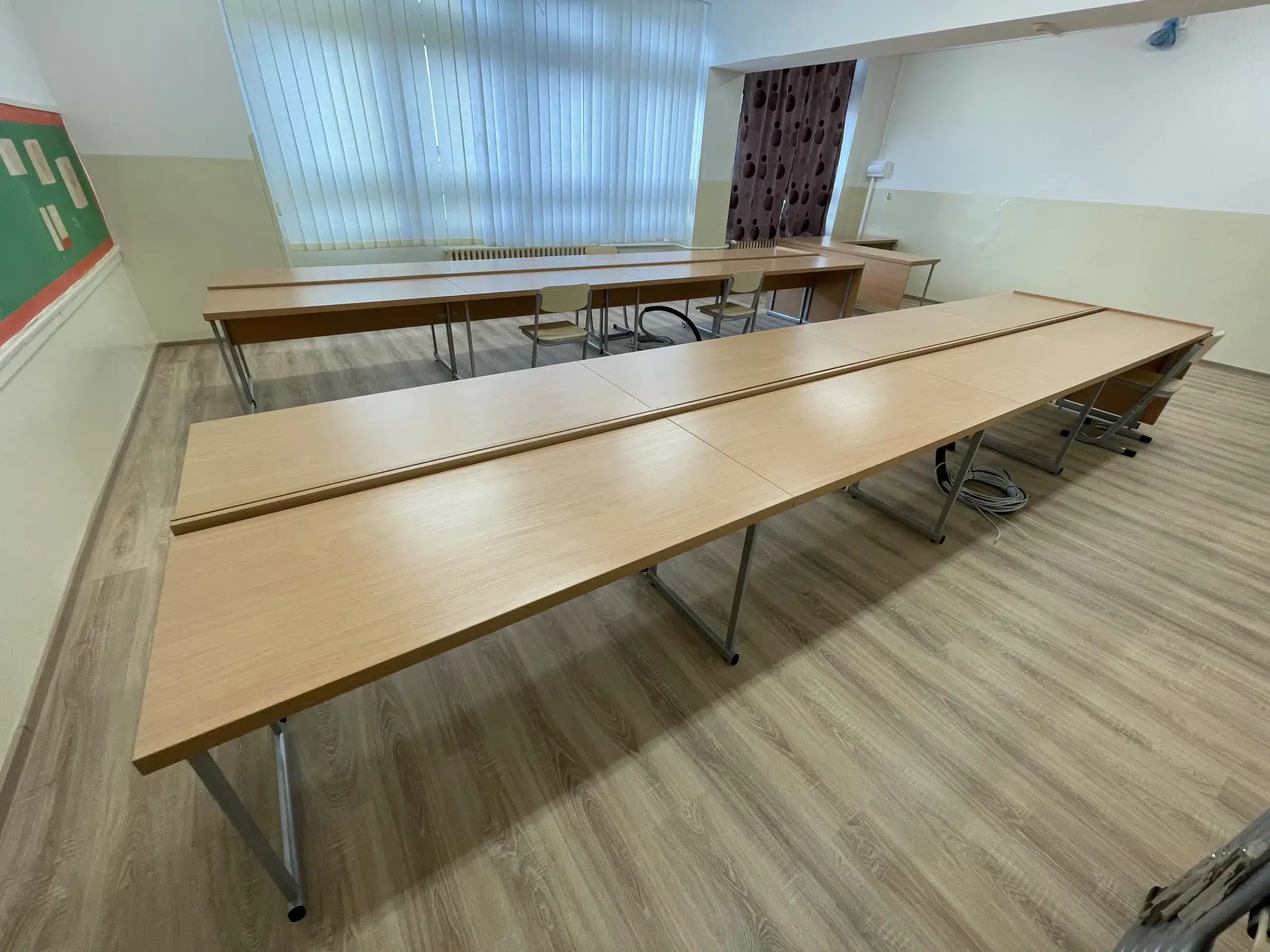 Sada pevných stolov pre učebňu 32