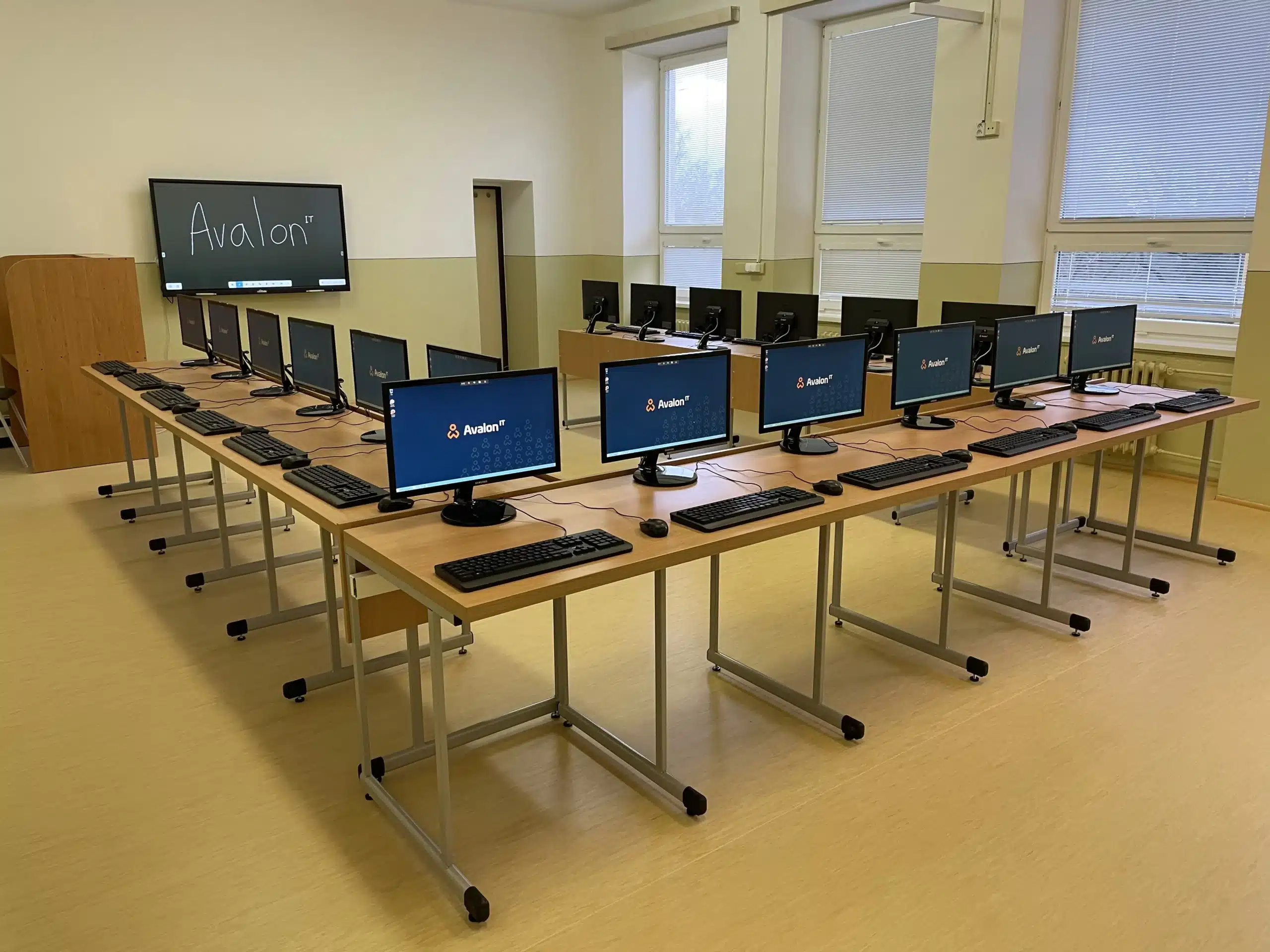 Sada pevných stolov pre učebňu 35