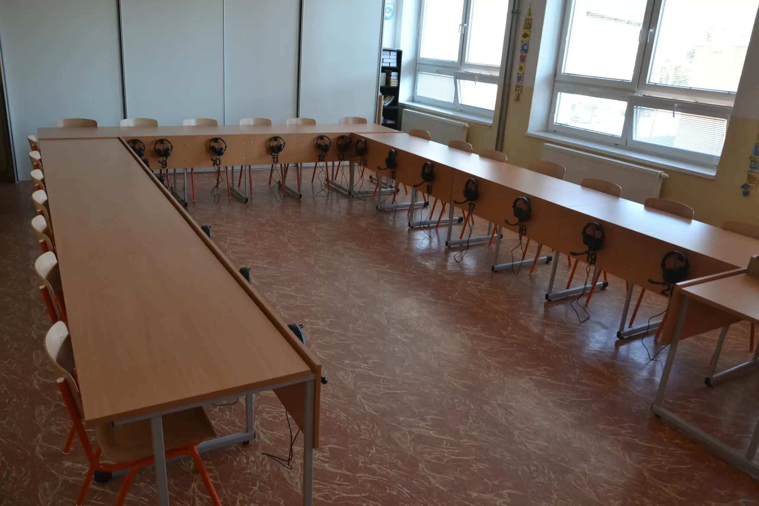 Sada pevných stolov pre učebňu 36