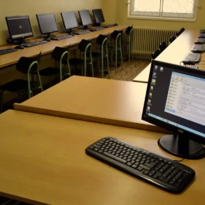 Sada pevných stolov pre učebňu 17