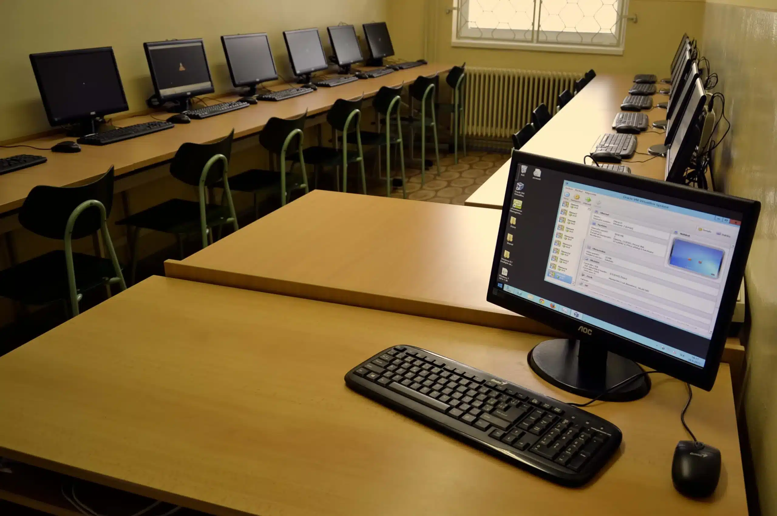 Sada pevných stolov pre učebňu 37