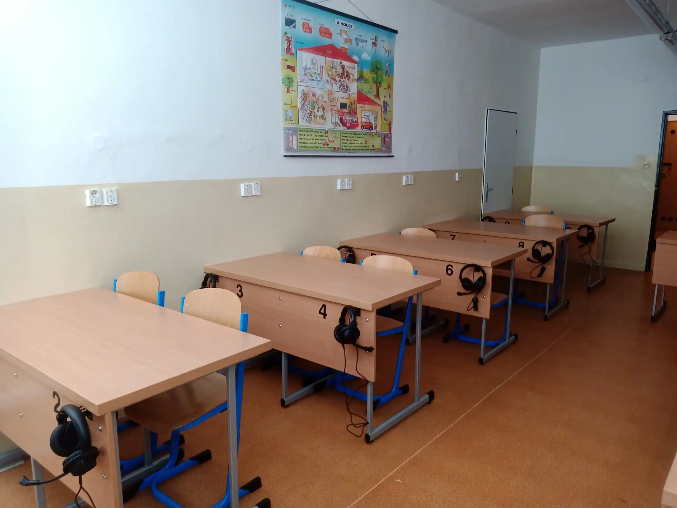 Sada pevných stolov pre učebňu 40