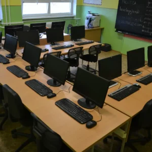 Sada pevných stolov pre učebňu 21