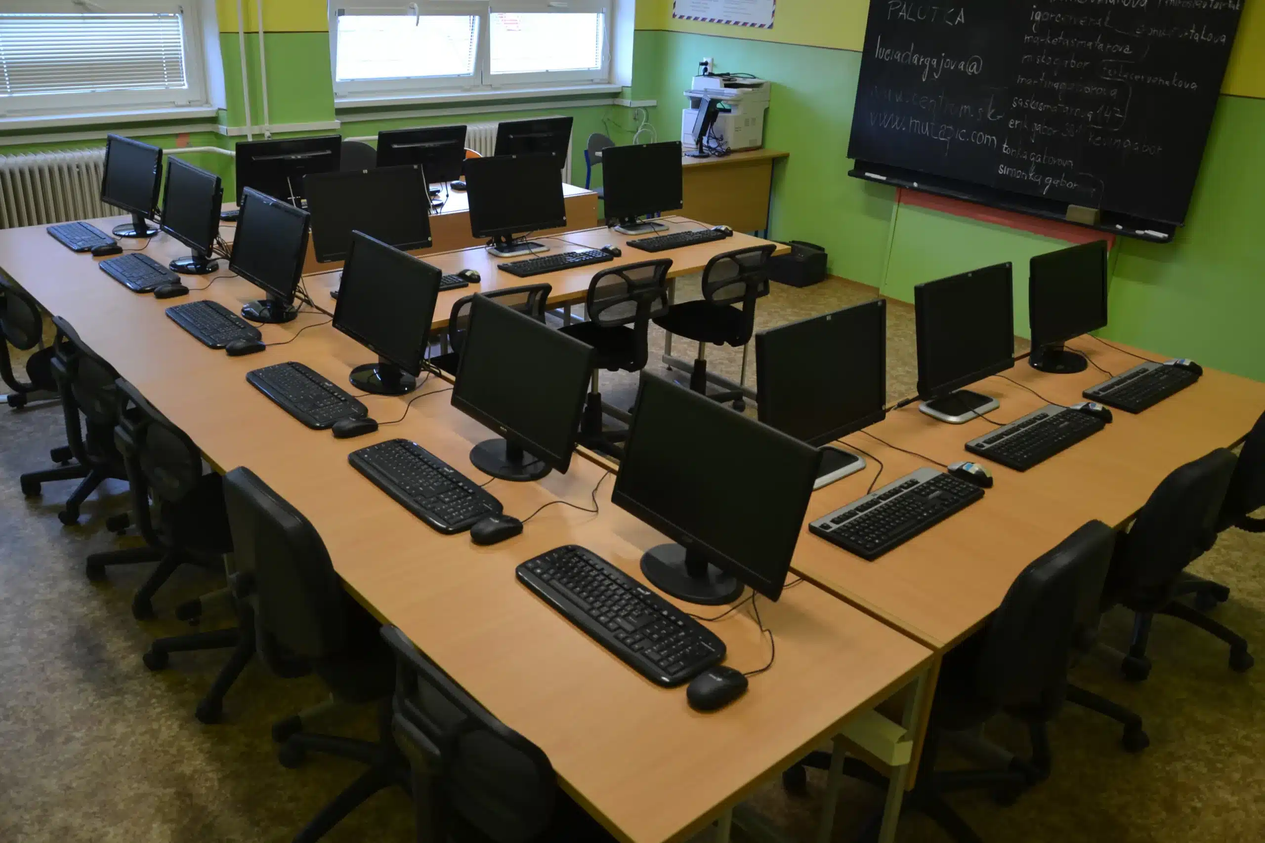 Sada pevných stolov pre učebňu 41