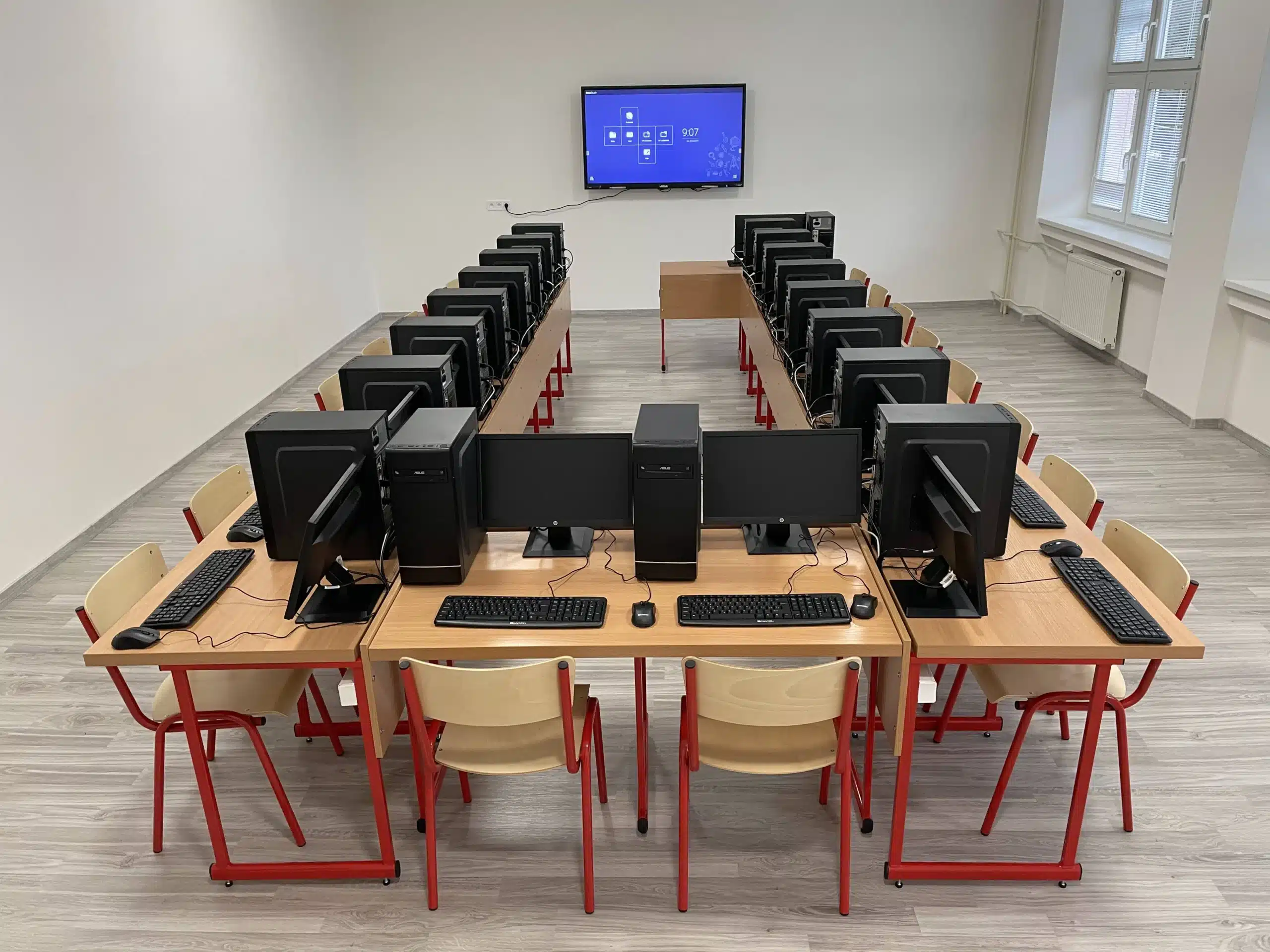 Sada pevných stolov pre učebňu 28