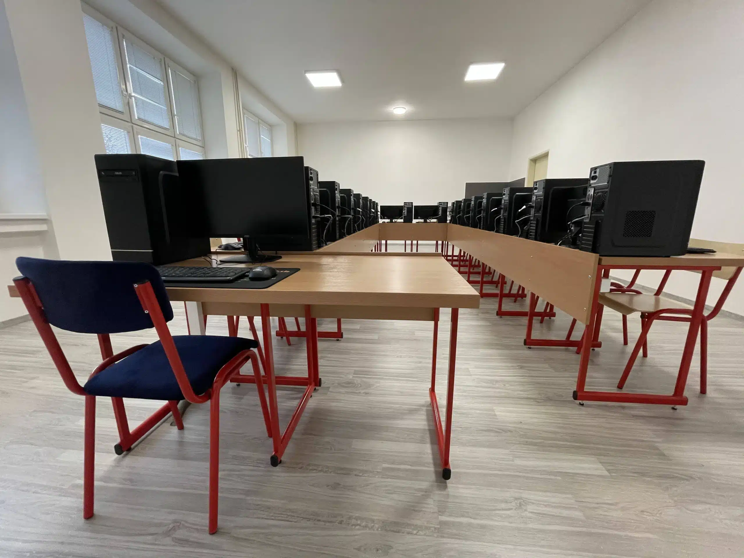 Sada pevných stolov pre učebňu 29