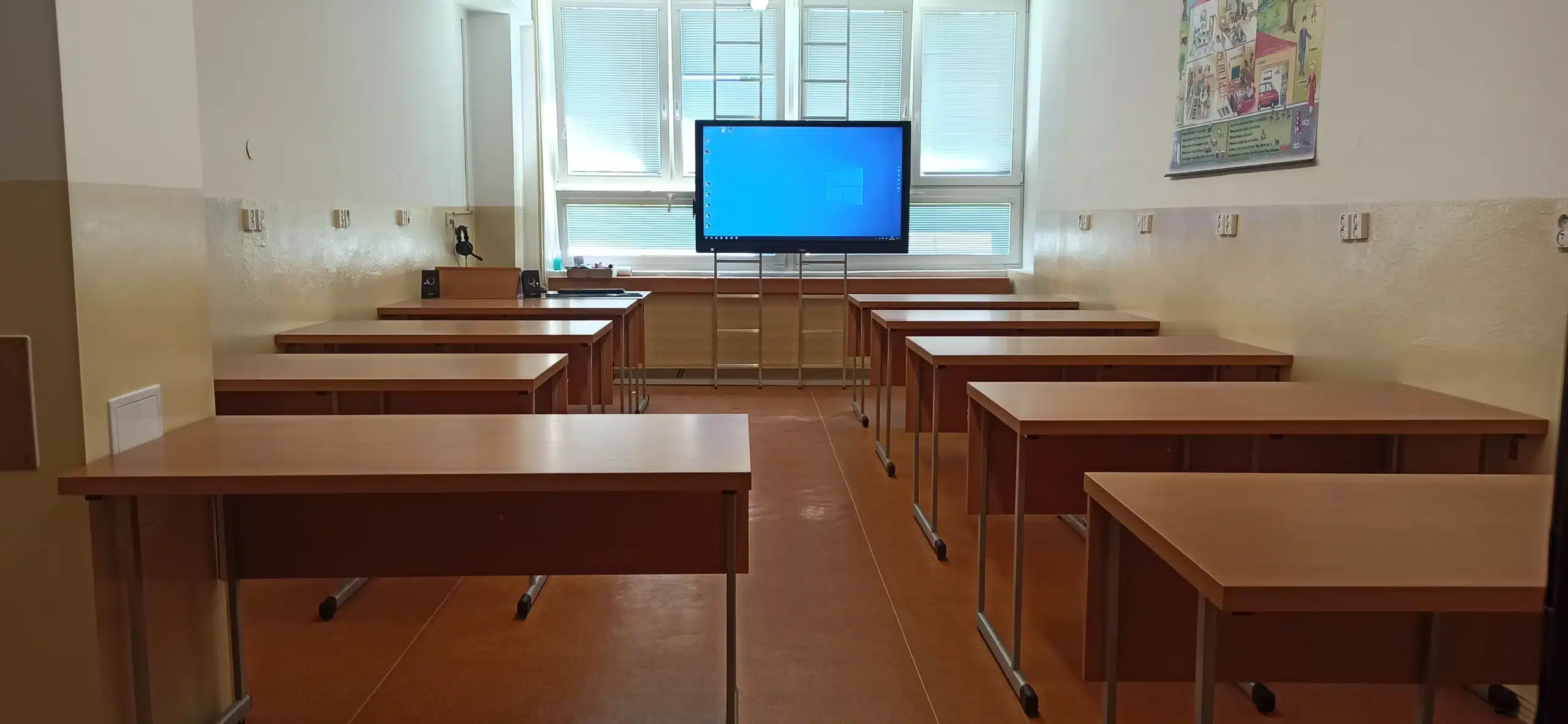 Sada pevných stolov pre učebňu 30
