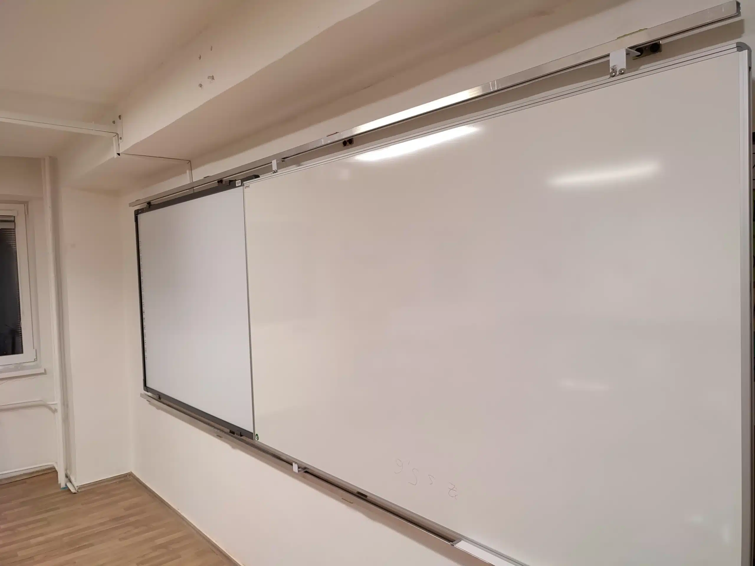 Bočný posuv keramickej tabule 200x120 nad interaktívnu 14