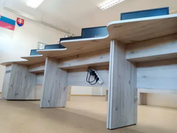 Sada ergonomických stolov pre učebňu 22