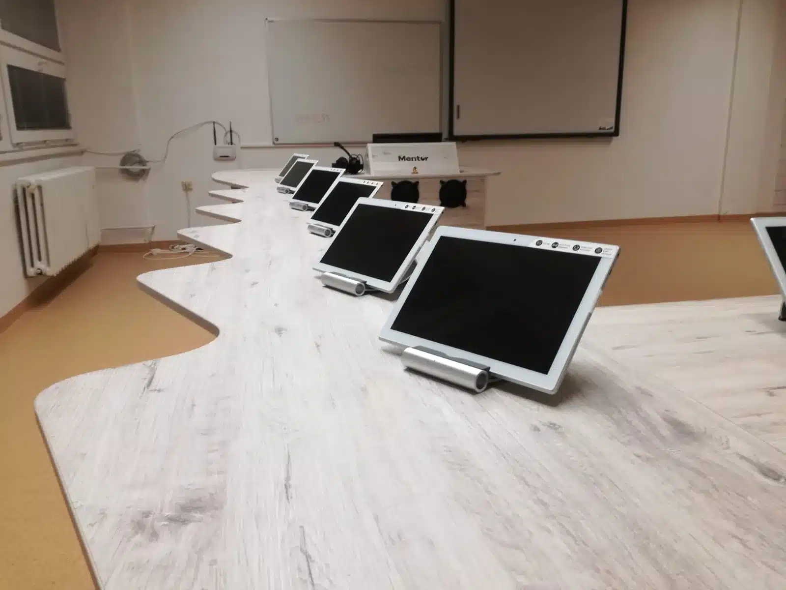 Sada ergonomických stolov pre učebňu 19